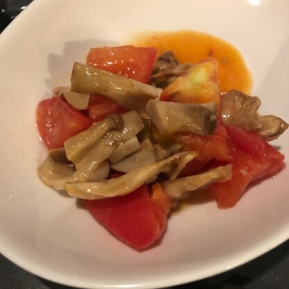トマトを入れてアレンジしました。
レンジで簡単にできてとても美味しかったです！